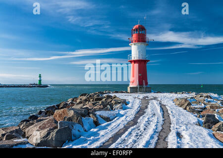 Mole in Warnemünde (Deutschland) im Winter Stockfoto