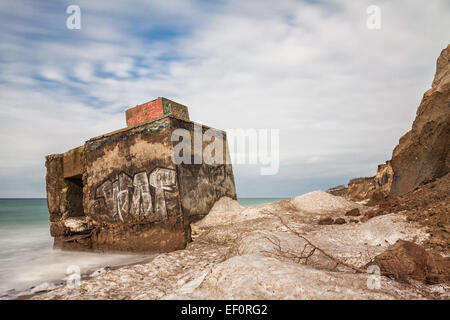 Bunker am Ufer der Ostsee. Stockfoto