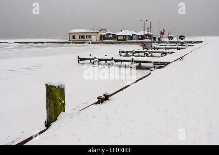 Hafen am Ufer der Ostsee im Winter. Stockfoto