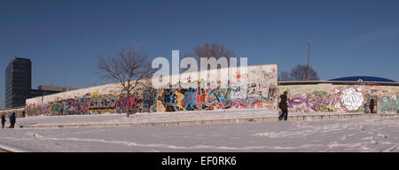 BERLIN - 29. Dezember 2014.  Besucher an der Berliner Mauer an einem verschneiten Tag. Am Dezember 2014 in Berlin, Deutschland. Stockfoto