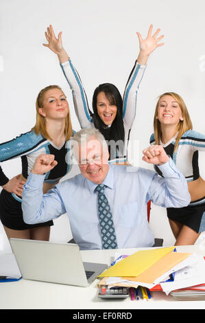 Hinter dem Lehrer Cheerleader Stockfoto