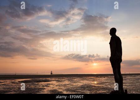 "Woanders", [Antony Gormley] Statue bei Sonnenuntergang, [Crosby Beach], Merseyside, England, UK Stockfoto