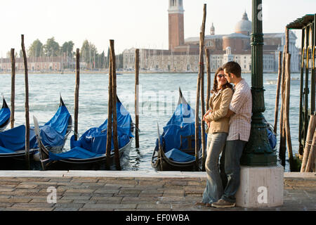 Paar gelehnt leichte Umfrage umarmt in Venedig Italien Stockfoto