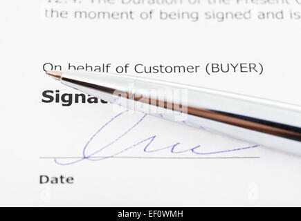 Unterzeichnung des Kaufvertrages und Silberstift hautnah Stockfoto