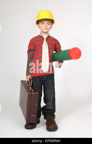 Kleiner Junge hält einen Aktenkoffer und Baupläne Stockfoto