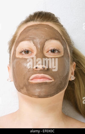 Frau mit einem Schlamm-Maske im Gesicht Stockfoto