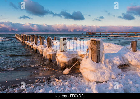 Buhnen am Ufer der Ostsee. Stockfoto