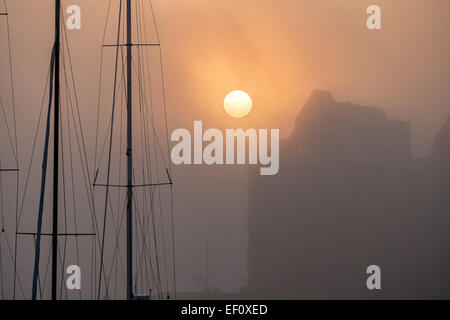 Sonnenaufgang in den Hafen der Hansestadt Rostock (Deutschland). Stockfoto