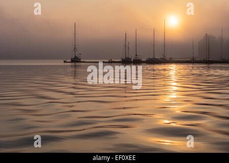 Sonnenaufgang in den Hafen der Hansestadt Rostock (Deutschland). Stockfoto