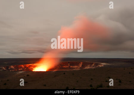 Die Glut des Lavasees im Hawaii Volcanoes National Park. Stockfoto