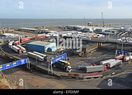 Dover Osthafen. Eingehende Lastwagen auf die obenliegende Fahrbahn Schlange um den Hafen zu verlassen.  Hinten, warten andere LKWs für ihre Überfahrt. Stockfoto