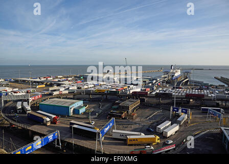 Dover Osthafen. Eingehende Lastwagen auf die obenliegende Fahrbahn Schlange um den Hafen zu verlassen.  Hinten, warten andere LKWs für ihre Überfahrt. Stockfoto