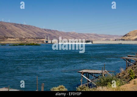 Anzeigen von John Day-Staudamm eine konkrete Gewichtsstaumauer der Lauf des Flusses entlang des Columbia River im Sherman County, Oregon Stockfoto