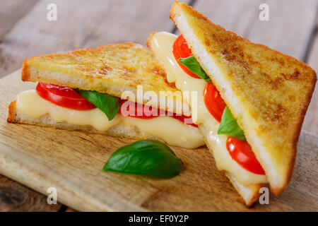 gebratenen Toast Sandwich mit Mozzarella und Kirschtomaten Stockfoto