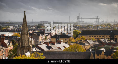 Licht erhellt die Häuser entlang der Handelsstraße, die im Vorfeld Zigretten Schwebefähre, die den Fluss Usk durchquert. Stockfoto