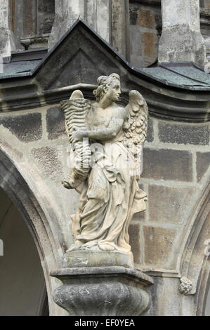 Engel-Statue in der Kathedrale von Jungfrau Maria von Kutná Hora, Tschechische Republik Stockfoto