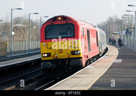 DB Schenker Klasse 67 Diesellok ziehen einen Chiltern Railways Mainline-Service an der Warwick Parkway Station, UK Stockfoto