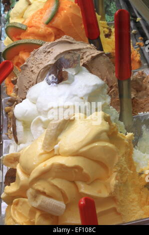 Verschiedenen Geschmacksrichtungen in einer Eisdiele Stockfoto
