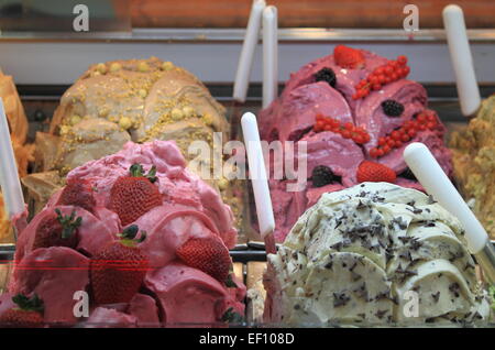 Verschiedenen Geschmacksrichtungen in einer Eisdiele Stockfoto