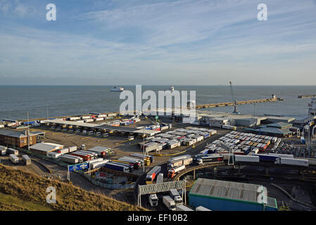 Dover Osthafen. Eingehende Lastwagen auf die obenliegende Fahrbahn Schlange um den Hafen zu verlassen.  Hinten, warten andere LKWs für ihre Überfahrt. Stockfoto