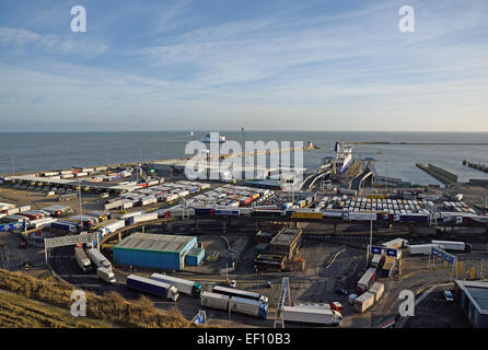 Dover Osthafen. Eingehende Lastwagen auf die obenliegende Fahrbahn Schlange um den Hafen zu verlassen.  Hinten, warten andere LKWs für ihre Überfahrt. Stockfoto