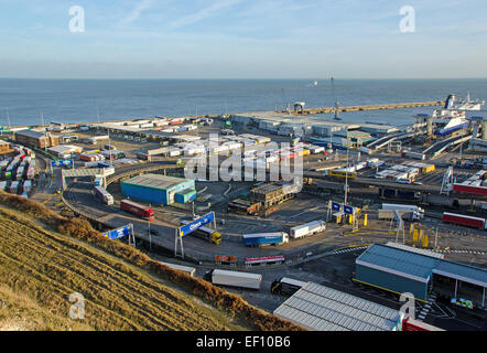 Dover Osthafen. Eingehende Lastwagen auf die obenliegende Fahrbahn Schlange um den Hafen zu verlassen.  Hinten, warten andere LKWs für ihre Überfahrt. Stockfoto