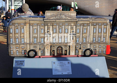 London, UK. 24. Januar 2015. Der Buckingham Palace-Bus. Das Jahr der Bus Trail Bus-Skulpturen, die auf dem Display in ganz London wurden wurden zusammengebracht ein Wochenende lang nur auf der Queen Elizabeth Olympic Park in London, England. Insgesamt 60 Bus Skulpturen bemalt und von bekannten Künstlern gestaltet wurden auf dem Display vor für einen guten Zweck versteigert. Bildnachweis: Paul Brown/Alamy Live-Nachrichten Stockfoto