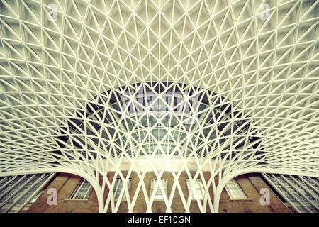 LONDON, UK - 27. September: Kings Cross Bahnhof Station innen am 27. September 2013 in London, Vereinigtes Königreich. Im Jahre 1852 ist, der südliche Terminus von der East Coast Main Line. Stockfoto