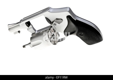 Moderne kompakte kurzen Lauf ultra leichten Titan Revolver geladen mit doppelwandigen Hohlspitze high-Speed Munition Patronen Stockfoto