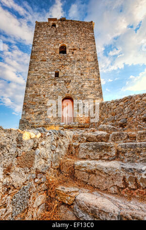 Ein Turm in der alten Stadt Kardamyli in Mani, Griechenland Stockfoto