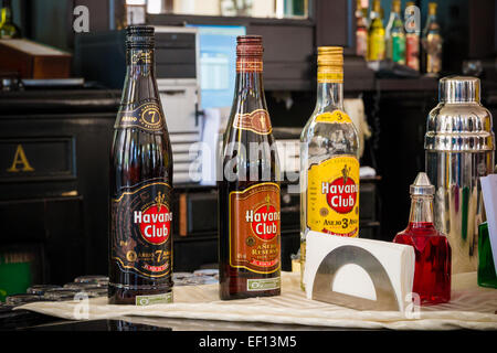 [Nur zur redaktionellen Verwendung] Drei Flaschen Havana Club Rum unterschiedlichen Alters in einer Bar in Havana Stockfoto