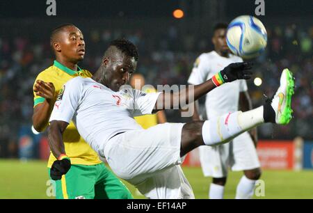 Äquatorial-Guinea. 23. Januar 2015. Afrikacup der Nationen Fußball. Südafrika vs. Senegal. Serigne m.k. Mbodji (SEN) mit dem Fallrückzieher © Action Plus Sport/Alamy Live News Stockfoto