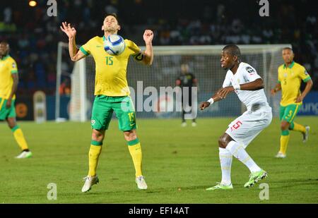 Äquatorial-Guinea. 23. Januar 2015. Afrikacup der Nationen Fußball. Südafrika vs. Senegal. Dean Furman (AFS) herausgefordert von Papa Kouly Diop (SEN) © Action Plus Sport/Alamy Live News Stockfoto