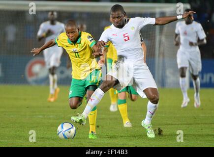 Äquatorial-Guinea. 23. Januar 2015. Afrikacup der Nationen Fußball. Südafrika vs. Senegal. Thabo Matlaba (AFS) herausgefordert von Papa Kouly Diop (SEN) © Action Plus Sport/Alamy Live News Stockfoto