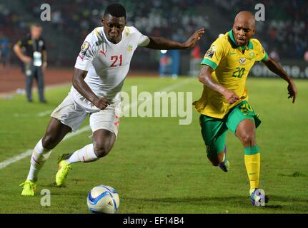 Äquatorial-Guinea. 23. Januar 2015. Afrikacup der Nationen Fußball. Südafrika vs. Senegal. Lamine Gassama (SEN) herausgefordert durch die 32-jährige Mathews Manyisa (AFS) © Action Plus Sport/Alamy Live News Stockfoto