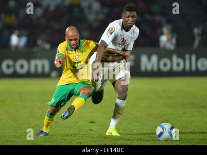 Äquatorial-Guinea. 23. Januar 2015. Afrikacup der Nationen Fußball. Südafrika vs. Senegal. 32-jährige Mathews Manyisa (AFS) herausgefordert von Lamine Gassama (SEN) © Action Plus Sport/Alamy Live News Stockfoto