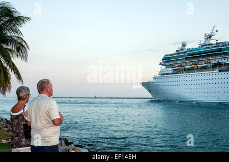 Miami Beach Florida, South Pointe Park, Point, Majesty of the Seas Royal Caribbean Cruise Ship, Abfahrt vom Hafen von Miami, Atlantischer Ozean, Eintritt, man Men ma Stockfoto