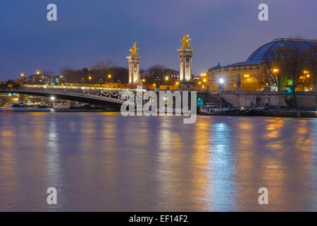 Pont Alexandre III oder Alexander III Brücke bei Nachtbeleuchtung in Paris, Frankreich Stockfoto