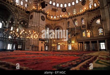 Bunte Teppiche bedeckt einmal die große Etage des monumentalen Süleymaniye-Moschee, die in der 1550s in Istanbul, Türkei gebaut wurde.  Es ist die größte Moschee der Stadt und ein Symbol der osmanischen Architektur. Während der umfangreichen 2008-2010 Renovierung dieses berühmten muslimischen Gottesdienst-Zentrum wurden die traditionellen Teppiche ersetzt durch moderne Teppichboden gewebt mit einem Motiv, die Benennung der einzelnen Orte für Anbeter zu Knien und ihre Stirn auf den Boden zu berühren. Besucher sind willkommen, im Inneren der Moschee zu besuchen, nach dem entfernen ihre Schuhe, außer während der Gebetszeiten. Historisches Foto. Stockfoto
