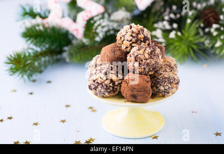 Verschiedene dunkle Schokolade Trüffel auf Kuchen stehen, festliche Dekorationen, selektiven Fokus Stockfoto