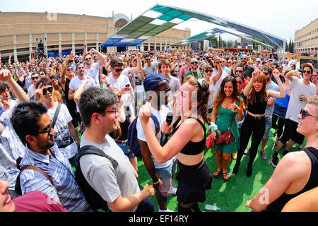 BARCELONA - JUN 12: MO (Band) singt in der Menge am Sonar Festival am 12. Juni 2014 in Barcelona, Spanien. Stockfoto