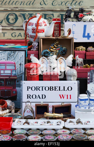 Ein Antiquitätenhändler Anzeige bei Portobello Market, London, England, Vereinigtes Königreich Stockfoto