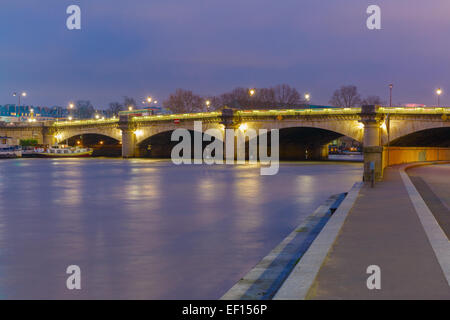 Pont De La Concorde bei Nachtbeleuchtung in Paris, Frankreich Stockfoto