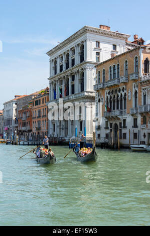 Gondeln auf dem Canal Grande, Venedig, Italien Stockfoto