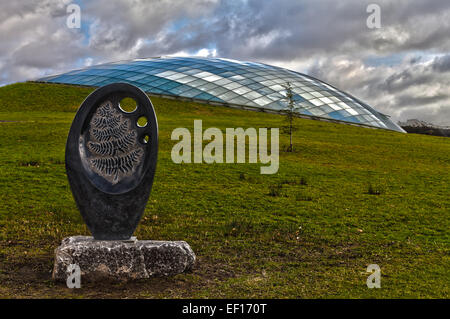 Statue Ornament außerhalb der Kuppel Gewächshaus des National Botanic Gardens of Wales an einem bewölkten Wintertag. Stockfoto