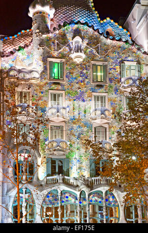 BARCELONA - 16. Dezember: Die Fassade des Hauses Casa Battlo (könnte auch das Haus der Knochen) von Antoni Gaudi entworfen, mit seinem Stockfoto