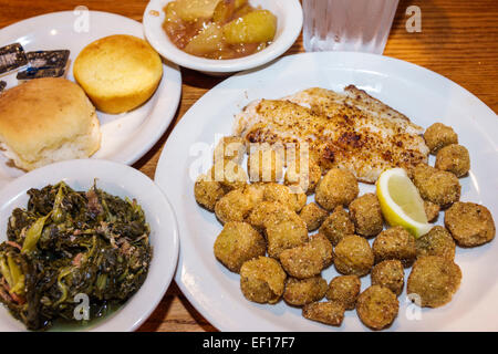 Vero Beach Florida, Cracker Barrel Country Store, Restaurants, Restaurants, Restaurants, Restaurants, Restaurants, Cafés, Essen, Mittagessen, Fisch, gebratene Okra, Collard Greens, Gemüse, FL14 Stockfoto