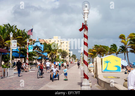 Hollywood Florida, North Broadwalk, Promenade, Fußgängerzone, Wandern, Strand am Atlantischen Ozean, Unternehmen, Radfahrer, Radfahren, FL141123005 Stockfoto