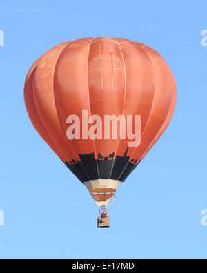 Leuchtend roten Heißluftballon gegen blauen Himmel Stockfoto