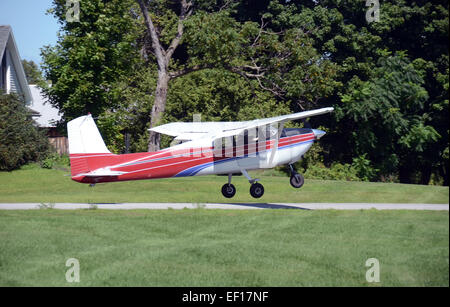 Leichte private Flugzeug abheben Seitenansicht Stockfoto